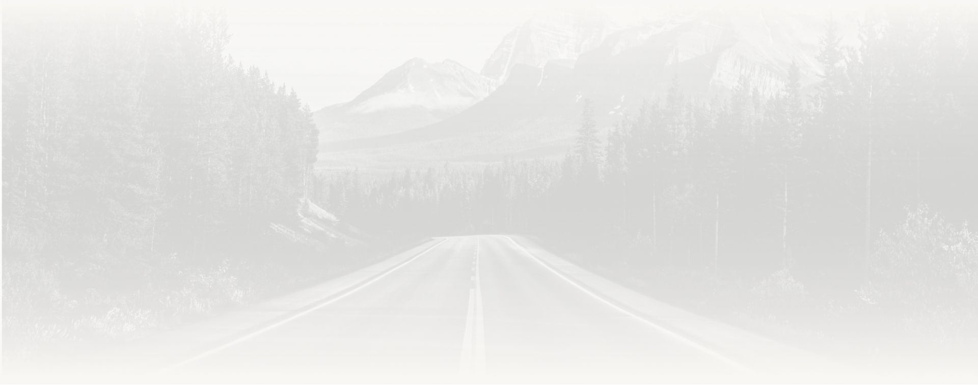 Eine Landstraße die durch eine Landschaft führt